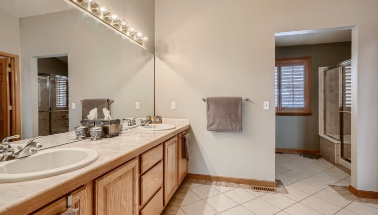 23 Master Bath