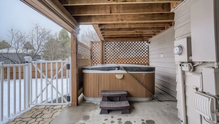 32 Exterior Hot Tub