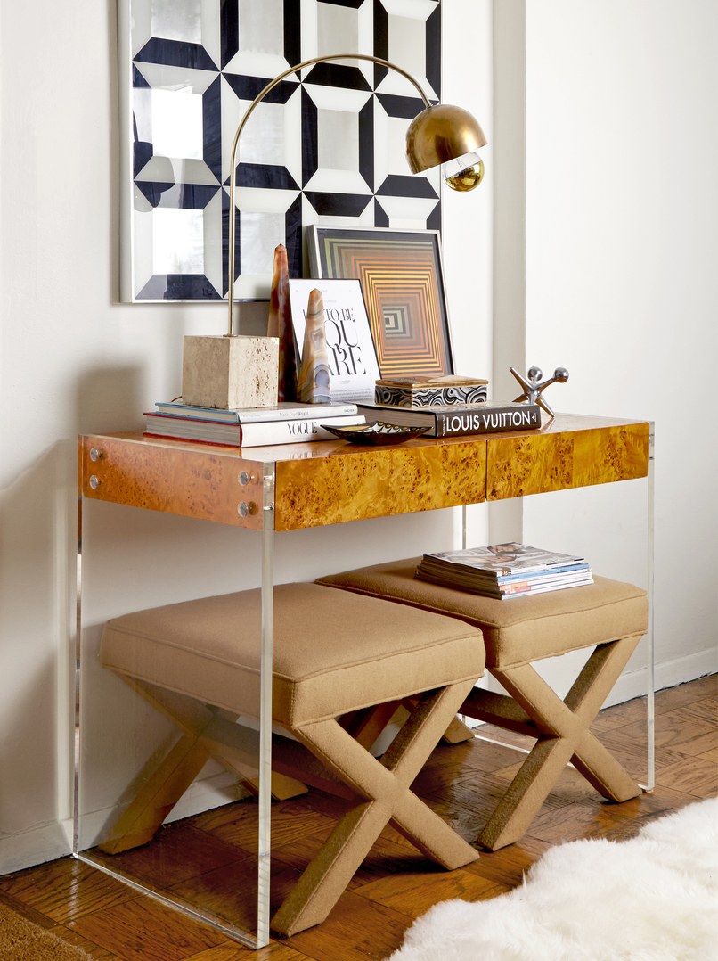 While on vacation in Rio de Janeiro, Obeid found the onyx obelisks that sit on the console in the entry. A Guzzini brass-and-travertine table lamp adds a touch of glamour to the space.