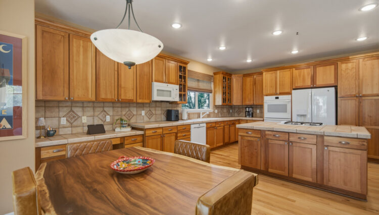 Use 13 Breakfast Nook and Kitchen