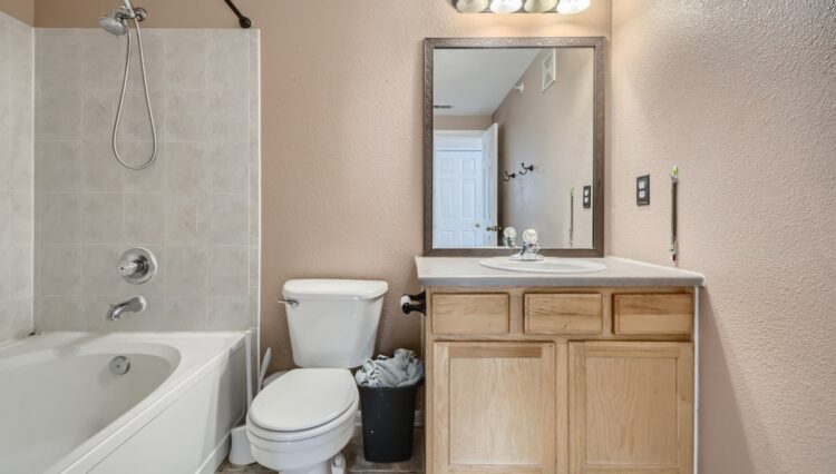 Use 13 Main Floor Bath