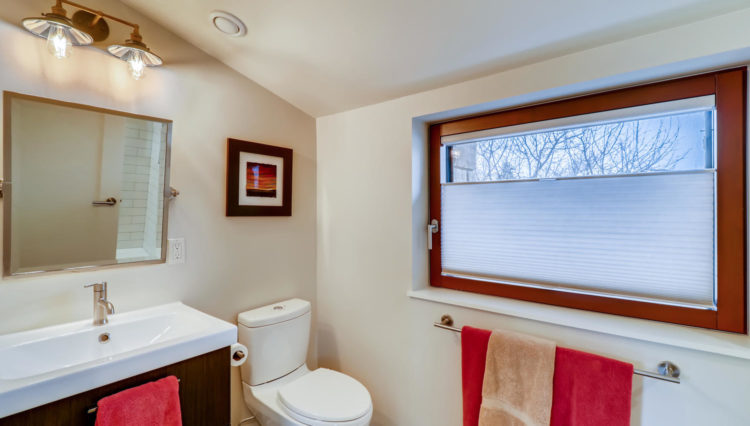 Use 14 Upper Level Bathroom