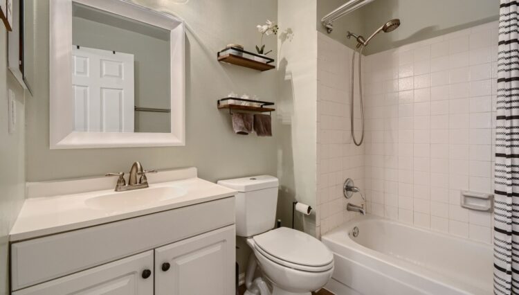 Use 15 Main Floor Bathroom