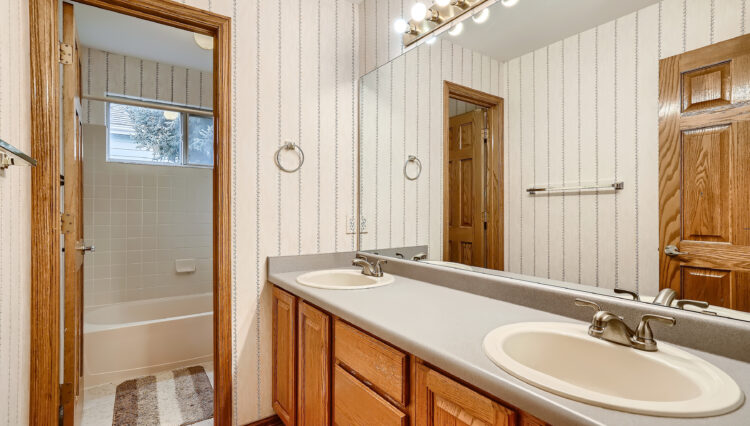 Use 15 Upstairs Bath