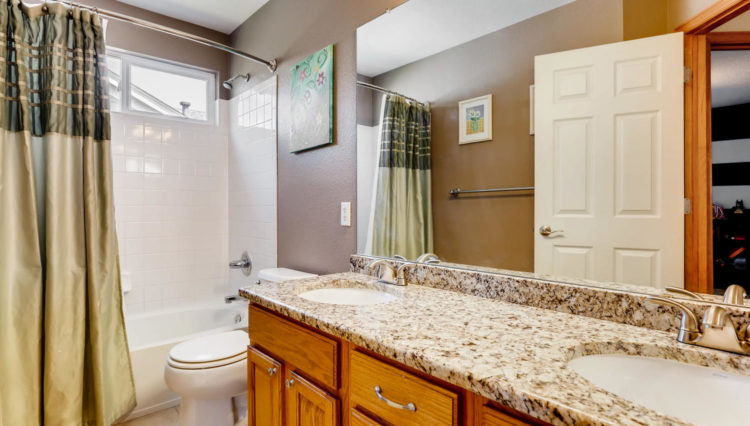 Use 19 Full Bath Upstairs