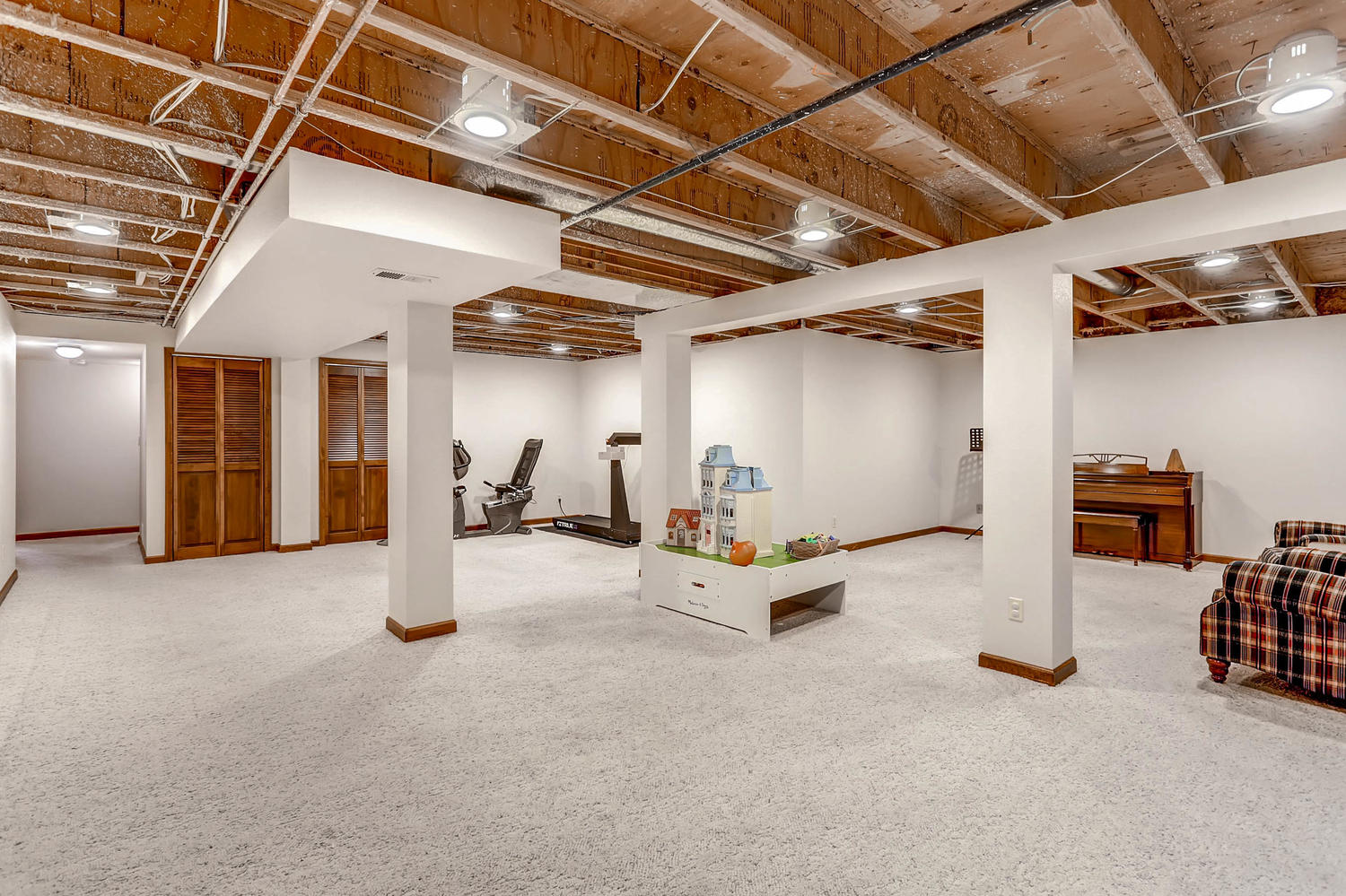 use-24-basement-living-area