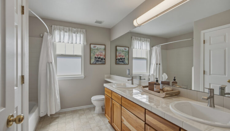 Use 28 Full Bath with Two Sinks